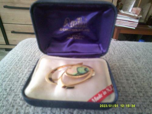 Broche, Sieraden, Tassen en Uiterlijk, Broches, Nieuw, Goud, Blauw, 4 tot 7 cm, Ophalen of Verzenden