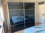 Kledingkast Goossens notenhout met zwarte glazendeuren., Huis en Inrichting, Kasten | Kledingkasten, Ophalen, Gebruikt, 200 cm of meer