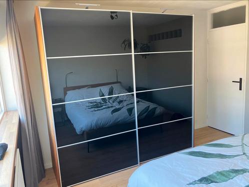 Kledingkast Goossens notenhout met zwarte glazendeuren., Huis en Inrichting, Kasten | Kledingkasten, Gebruikt, 200 cm of meer