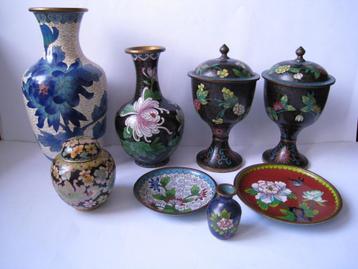 CHINA - CHINEES LOT CLOISONNE VAZEN - BORDJE IN GOEDE STAAT. beschikbaar voor biedingen