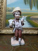 Vintage Porseleinen Beeldje Jongen met Duif, Ophalen of Verzenden