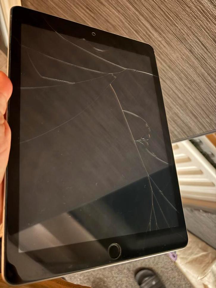 iPad 6e Gen - Gebarsten Scherm, Werkt 100%, Computers en Software, Apple iPads, Gebruikt, Apple iPad, Wi-Fi, 9 inch, 32 GB, Zilver