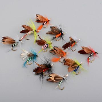 12 Lures / Vliegvissen Vlieg Vissen Haakjes Forel Aas  beschikbaar voor biedingen