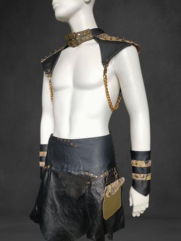 Op maat gemaakte lederen kleding. Wasteland, BITCH proof  beschikbaar voor biedingen