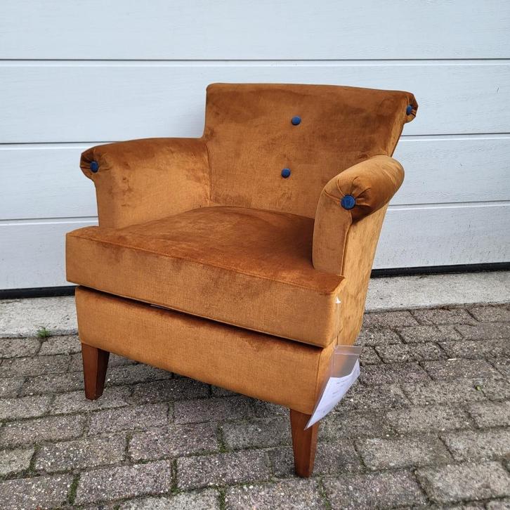 Chesterfield fauteuil velvet stof goud, nieuw uit showroom, Huis en Inrichting, Fauteuils, Zo goed als nieuw, Stof, 75 tot 100 cm