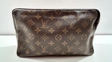 Louis Vuitton Trousse toiletry pochette beschikbaar voor biedingen