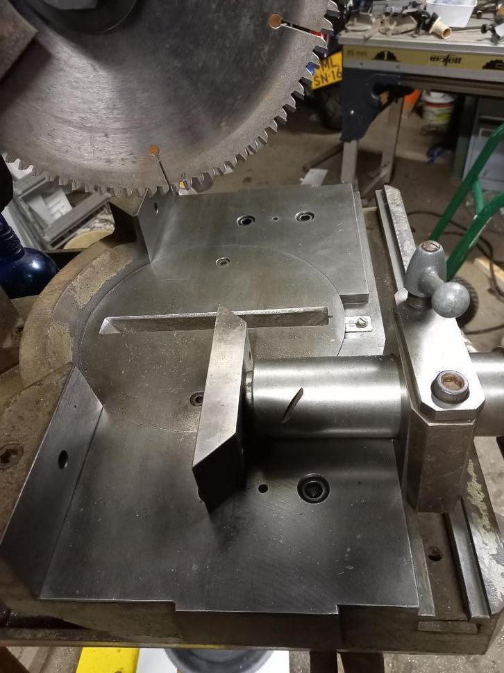 Velux afkortzaag, Doe-het-zelf en Verbouw, Gereedschap | Zaagmachines, Gebruikt, Afkortzaag, 1200 watt of meer, 70 mm of meer