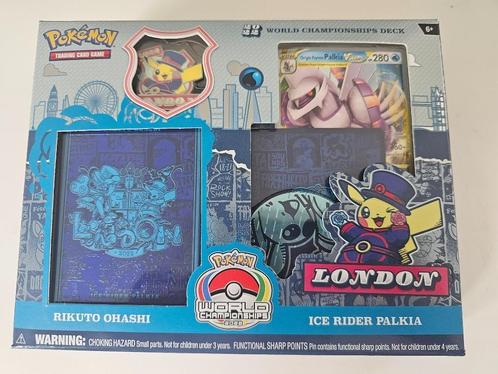 Sealed World tournament Deck 2022 - €16,99 per stuk., Hobby en Vrije tijd, Verzamelkaartspellen | Pokémon, Nieuw, Losse kaart
