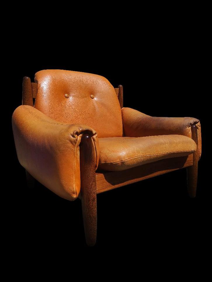 Prachtige vintage wenge brutalist sergio Rodrigues fauteuil, Huis en Inrichting, Fauteuils, Gebruikt, Hout, Leer, 75 tot 100 cm