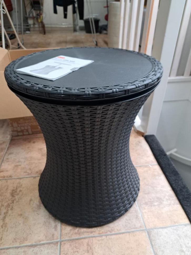 Keter Coolbar - Ideaal voor buiten!, Tuin en Terras, Tuintafels, Zo goed als nieuw, Rond, Kunststof, Ophalen