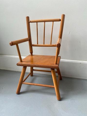 Vintage Poppenstoel beschikbaar voor biedingen