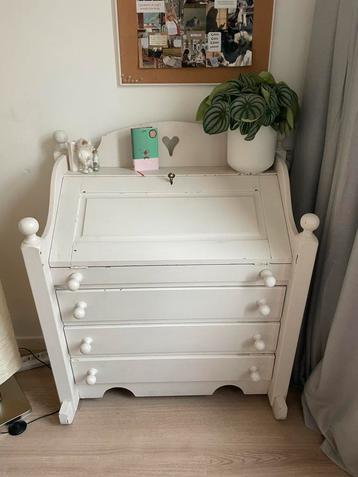 GRATIS Houten secretaire / ladekast / bureau met hartje beschikbaar voor biedingen
