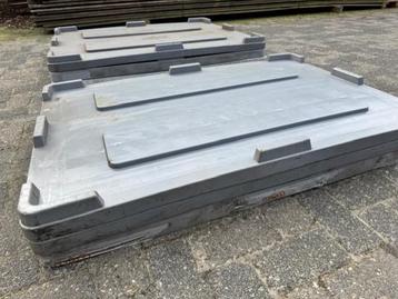 Deksel voor kunststof palletbox gebruikt beschikbaar voor biedingen