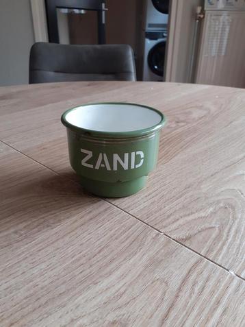 Emaille bakje zand beschikbaar voor biedingen