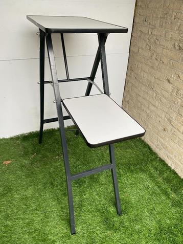 Projectie- presentatietafel beschikbaar voor biedingen