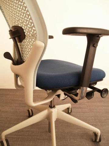 Design bureaustoel van Oragenbox - model Ara - kleur blauw 