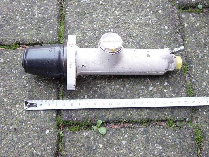 Hydraulische cilinder rem / koppeling legervoertuig NL leger, Verzamelen, Militaria | Algemeen, Landmacht, Overige typen, Nederland