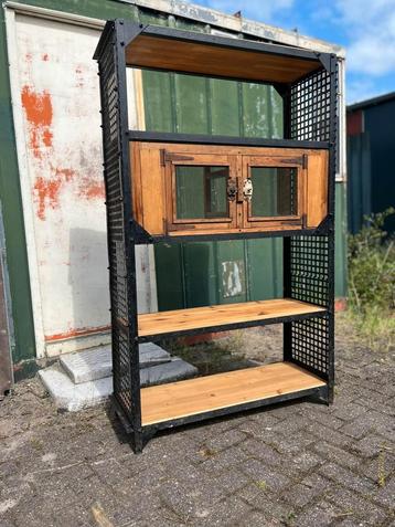 Industriele zwart metalen kast vitrinekast  beschikbaar voor biedingen