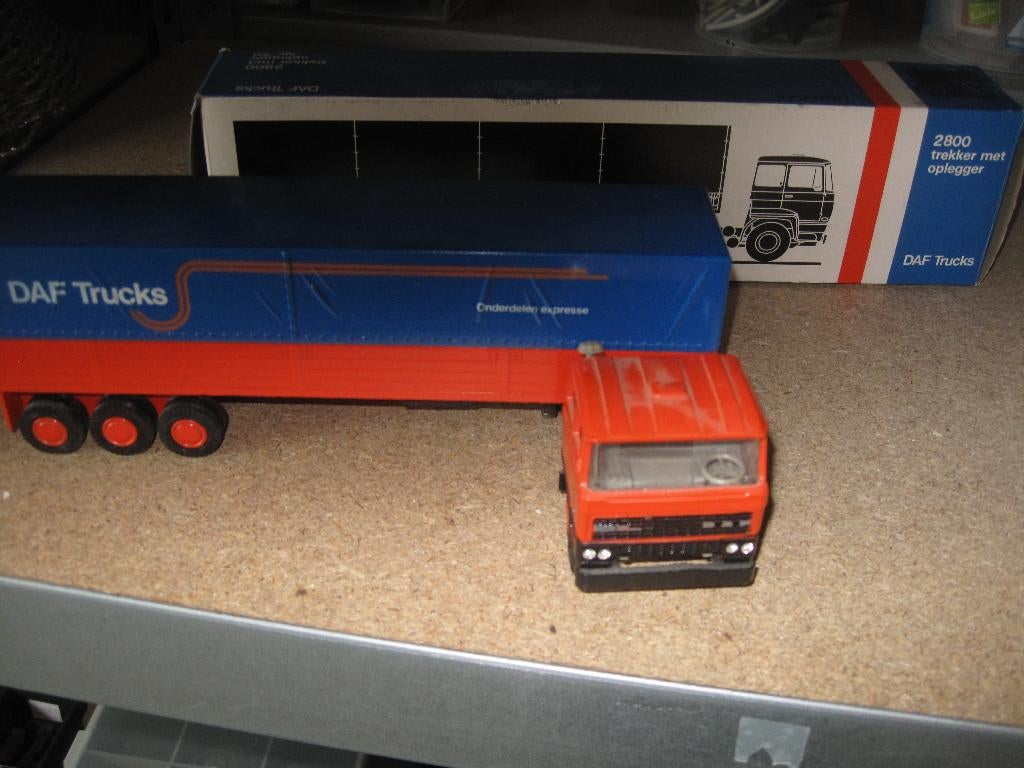 Lion car 70 - Daf 2800 met onderdelen oplegger, Hobby en Vrije tijd, Modelauto's | 1:50, Ophalen of Verzenden, Gebruikt, Bus of Vrachtwagen