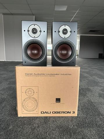 Dali Oberon 3 (Walnoot, nieuw) beschikbaar voor biedingen