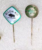 Bison Kit 80 jaar. 2 speldjes van Bison Kit Perfecta Chemie, Verzamelen, Speldjes, Pins en Buttons, Ophalen of Verzenden, Gebruikt