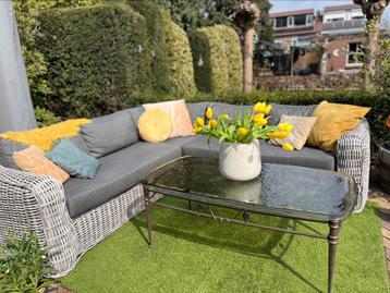 Bijzondere Jaren 70 salontafel met belletjes glazen blad beschikbaar voor biedingen