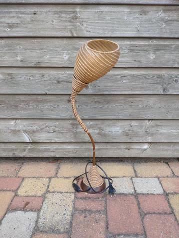 Staande lamp in Afrikaanse stijl beschikbaar voor biedingen