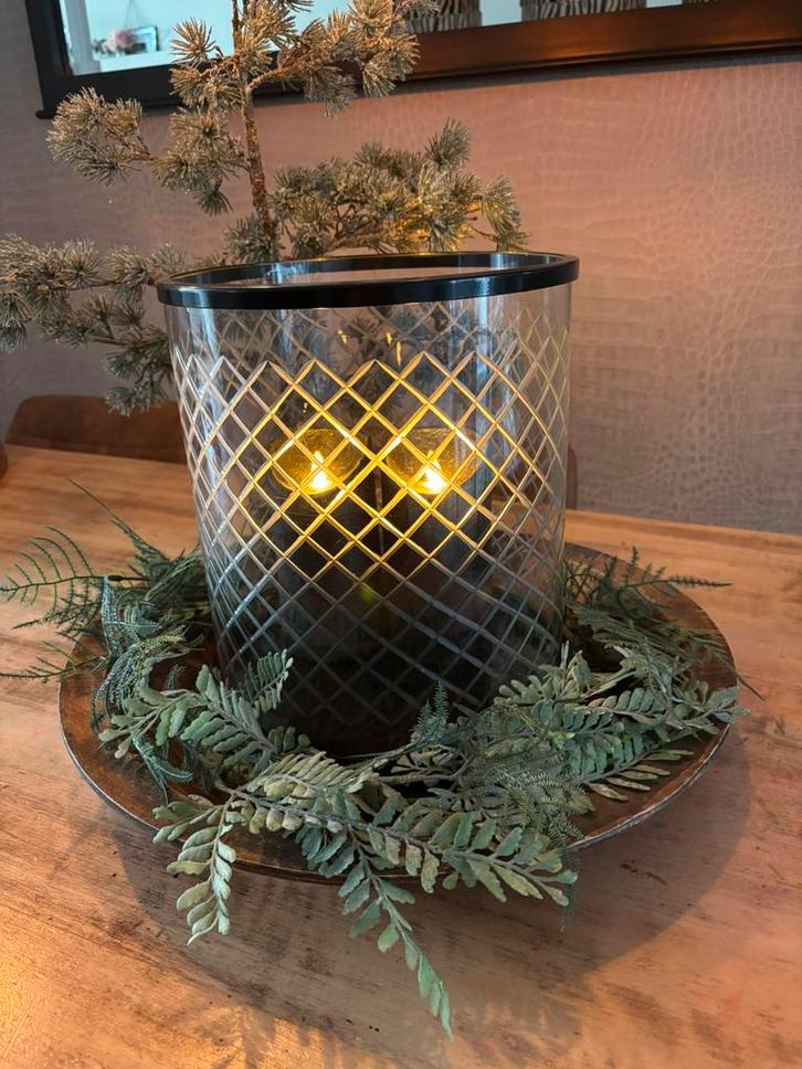 Groot windlicht ijzer plateau sober stoer, Huis en Inrichting, Woonaccessoires | Kandelaars en Kaarsen, Zo goed als nieuw, Minder dan 25 cm