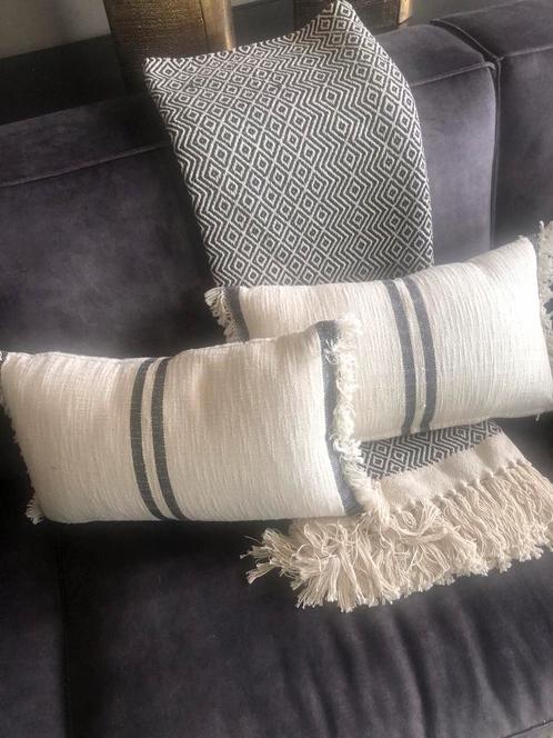 Plaid 2 kussens, Huis en Inrichting, Woonaccessoires | Kussens, Zo goed als nieuw, Zwart, Vierkant, Ophalen of Verzenden