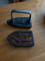 Antiek Gietijzeren Strijkijzer / Kachelbout met Onderzetter, Verzenden