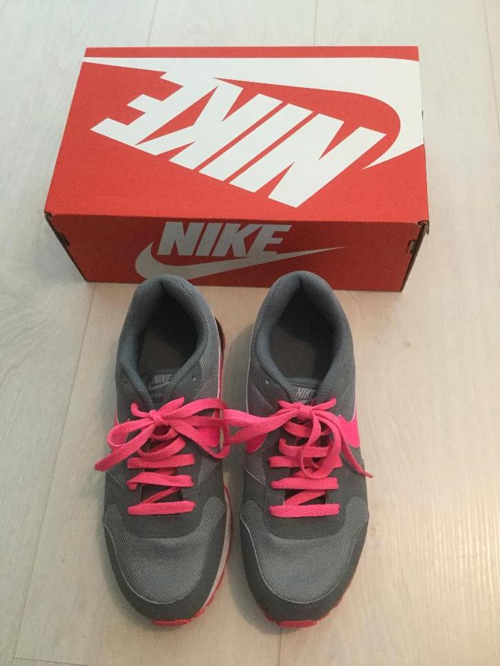 Nike MD Runner sneakers grijs fluor roze maat 38 NIEUW, Kleding | Dames, Schoenen, Nieuw, Sneakers of Gympen, Grijs, Ophalen of Verzenden