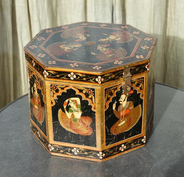 Oud achthoekig beschilderd houten kistje uit India., Antiek en Kunst, Kunst | Niet-Westerse kunst, Ophalen of Verzenden