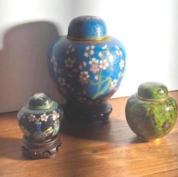 Cloisonné set van drie 20e eeuws chinees, japans.  beschikbaar voor biedingen