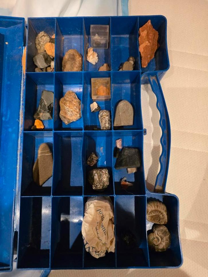 Collectie Mineralen en Fossielen in Blauwe matchbox Koffer, Verzamelen, Mineralen en Fossielen, Mineraal, Ophalen of Verzenden