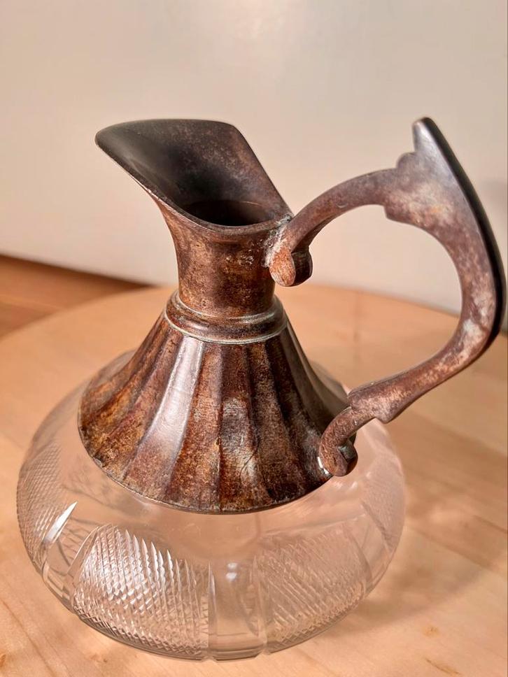 Vintage glazen karaf met sculpturaal metalen deksel, Antiek en Kunst, Antiek | Glas en Kristal, Ophalen