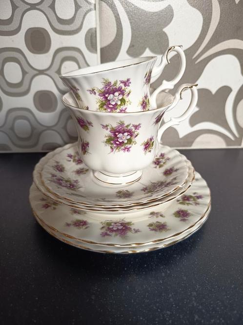 Royal Albert Sweet Violet, Verzamelen, Porselein, Kristal en Bestek, Gebruikt, Kop en/of schotel, Porselein, Ophalen of Verzenden