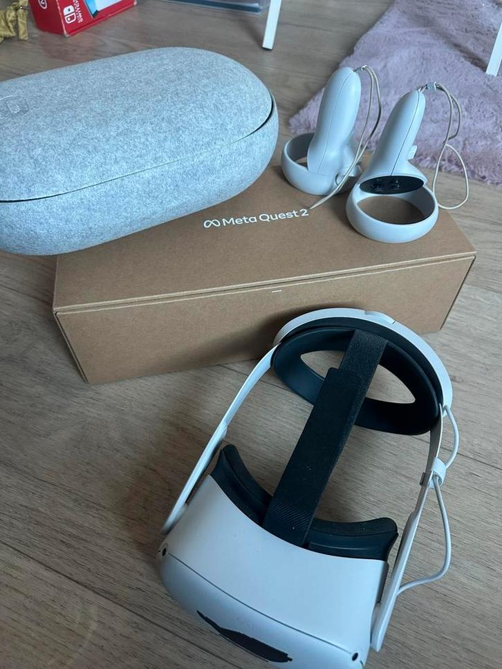 Meta Quest 2 VR Headset + Controllers + Case  (Complete Set), Spelcomputers en Games, Virtual Reality, Zo goed als nieuw, Overige platformen