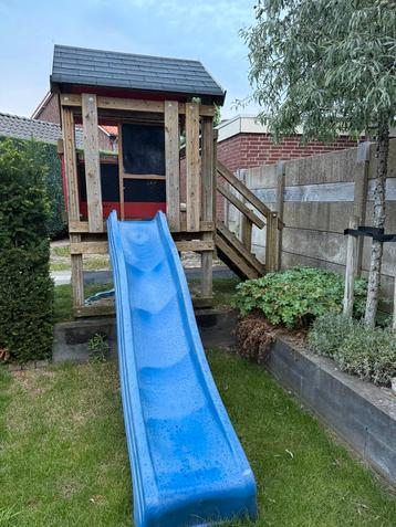 Mooi degelijk kinder tuin speelhuis met glijbaan beschikbaar voor biedingen