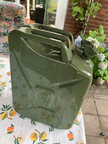Jerrycan army, nieuw old stock 20 liter met schenktuit beschikbaar voor biedingen