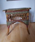 Rieten groen brocante/landelijk look tafeltje, Huis en Inrichting, Tafels | Bijzettafels, Overige materialen, Minder dan 55 cm