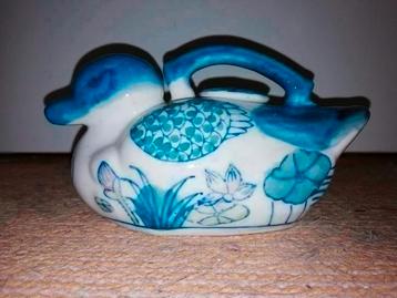 Leuke theepot in de vorm van een eend  beschikbaar voor biedingen