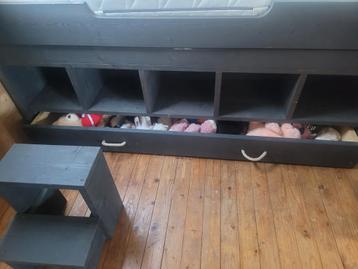 Stoer bed beschikbaar voor biedingen