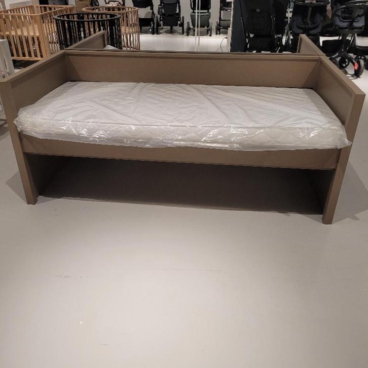 Europe Baby Ralph Bedbank Chestnut 90 x 200 cm, Kinderen en Baby's, Kinderkamer | Bedden, Zo goed als nieuw, 180 cm of meer, 85 tot 100 cm