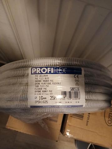 Ongeveer 25mtr. flexibele elektrabuis. beschikbaar voor biedingen