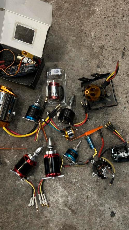 RC Vliegtuigen, Motoren, Servo's en Propellers, Hobby en Vrije tijd, Modelbouw | Auto's en Voertuigen, Zo goed als nieuw, Overige typen