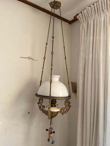 Antieke Hanglamp met Glazen Kap en Bronzen Frame Decoratie beschikbaar voor biedingen