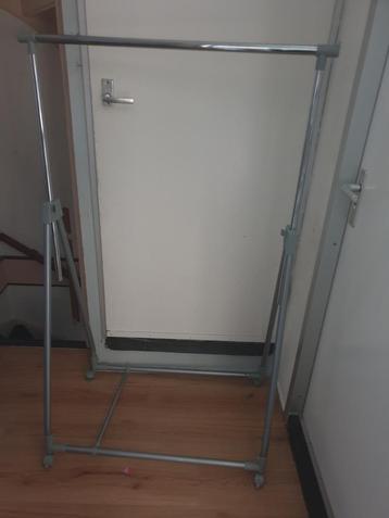 Gebruikte stevige grijze kledingrek met wielen. beschikbaar voor biedingen