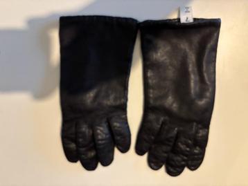 Leren handschoenen (twee paar) beschikbaar voor biedingen