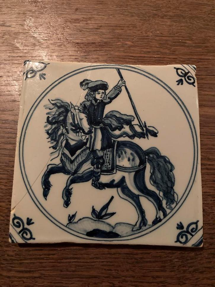 Antieke 17e eeuwse tegel met ruiter, Antiek en Kunst, Antiek | Wandborden en Tegels, Ophalen of Verzenden