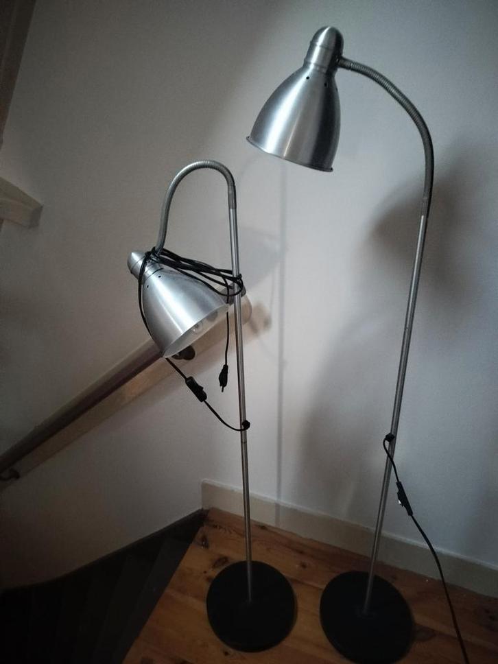 Twee zilverkleurige vloerlampen, Huis en Inrichting, Lampen | Vloerlampen, Gebruikt, 150 tot 200 cm, Metaal, Ophalen